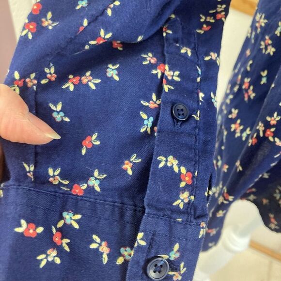 Talbots Navy cotton floral romantic preppy floral blouse. Collar, V neck pretty - Picture 5 of 9